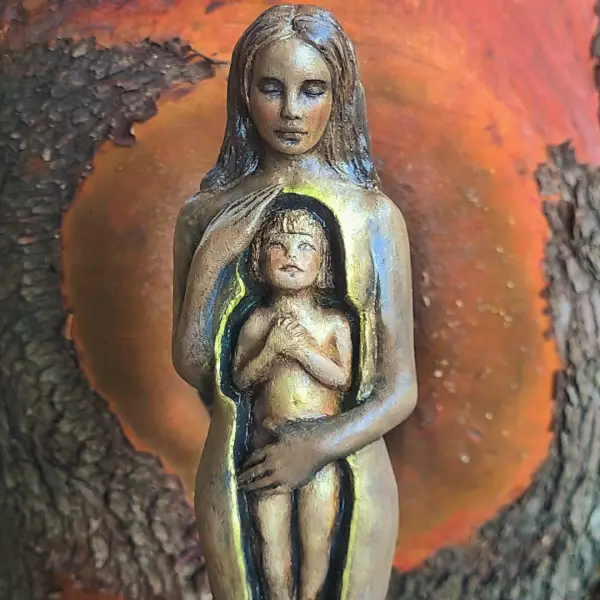 Houten menselijke figuur in de handpalm van een volwassene, symboliserend zorg voor het innerlijk kind in een systemische context